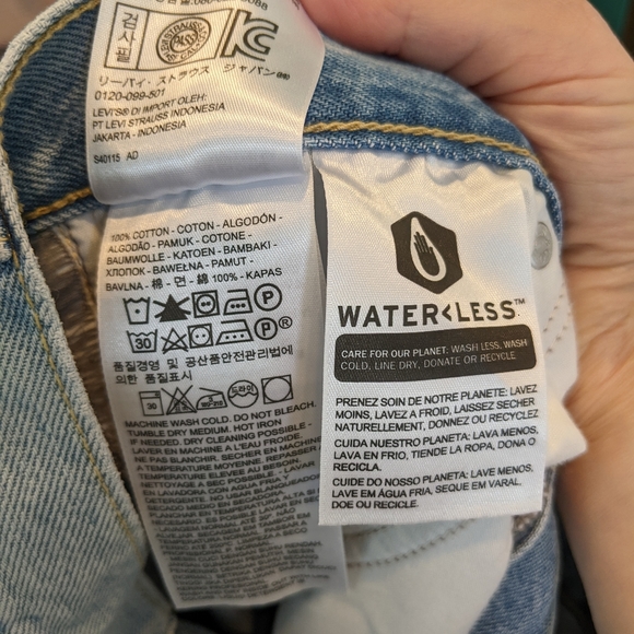 Levi's High Waisted Light Wash Distressed/Ripped Mom Jeans - Picture 10 of 10